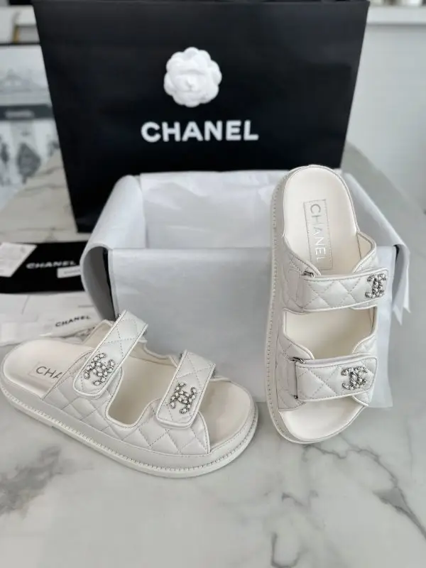 Chanel — Шлепанцы кожаные женские