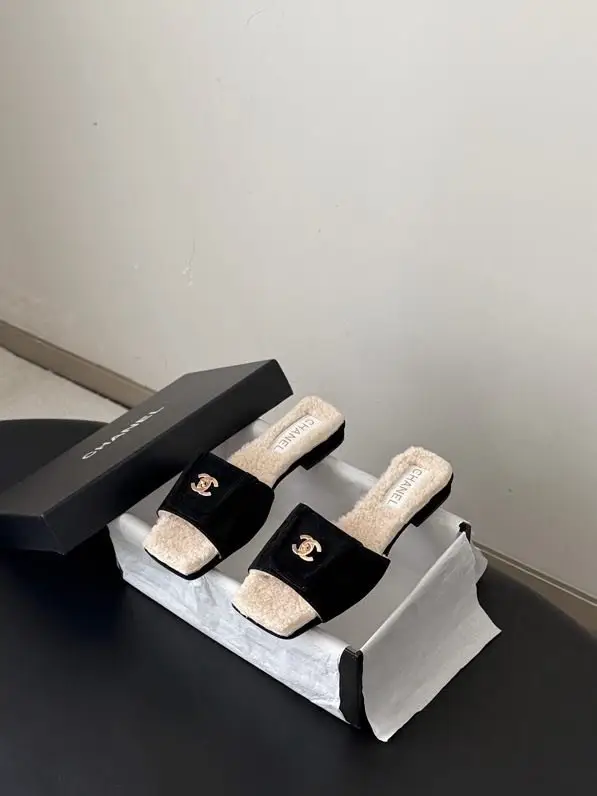 Chanel — Шлепанцы женские на меху
