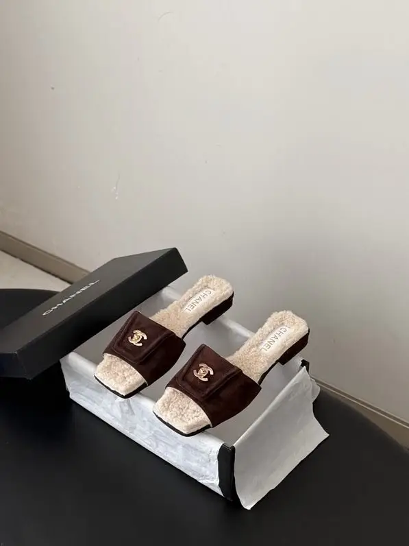 Chanel — Шлепанцы женские на меху