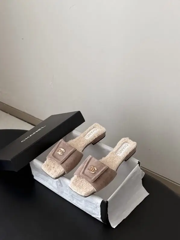 Chanel — Шлепанцы женские на меху