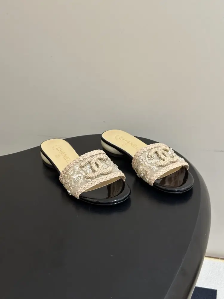 Chanel — Шльопанці жіночі