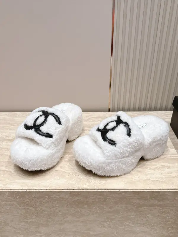 Chanel — Шльопанці жіночі