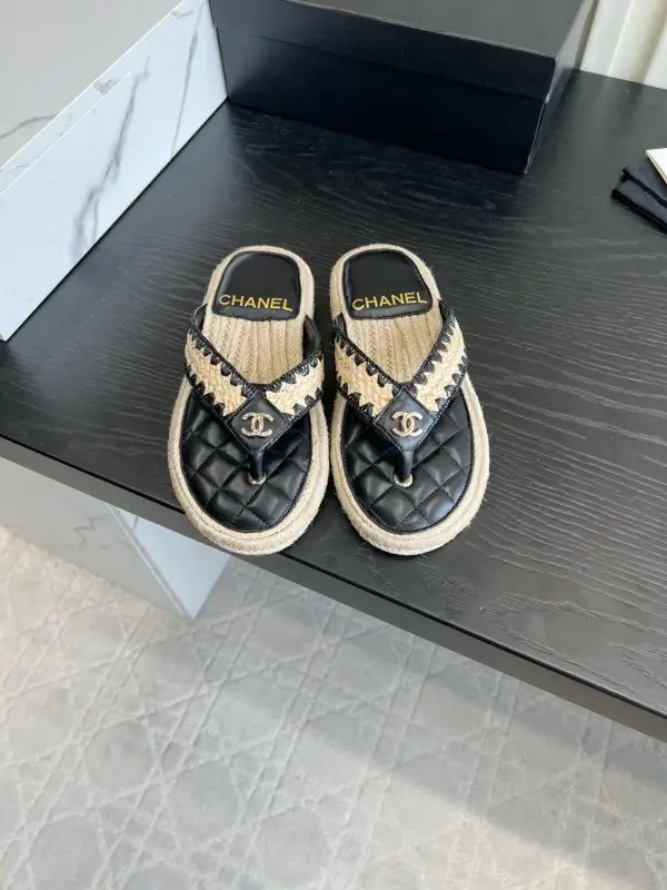 Chanel — Шльопанці жіночі