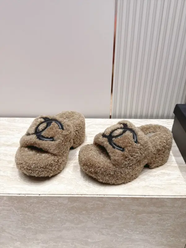 Chanel — Шльопанці жіночі