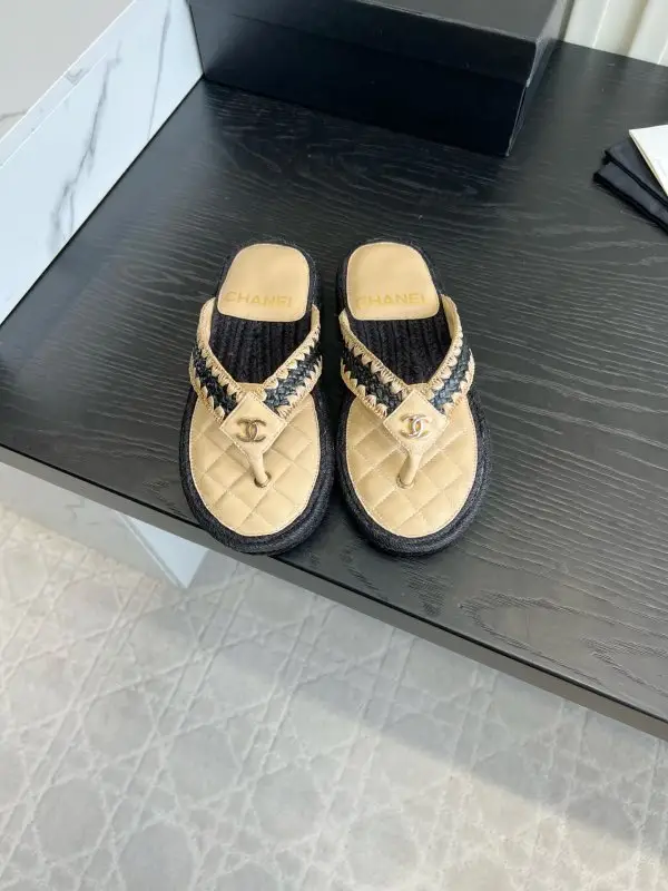 Chanel — Шльопанці жіночі