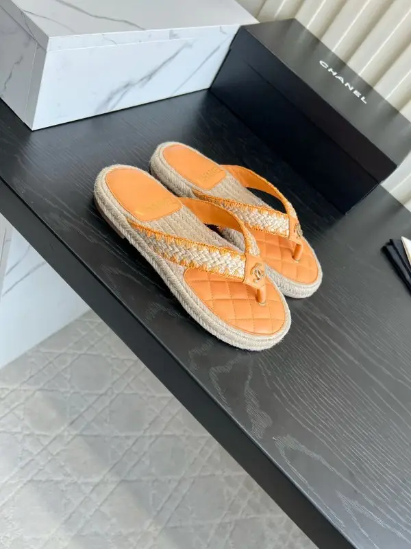 Chanel Шльопанці жіночі — Фото 3