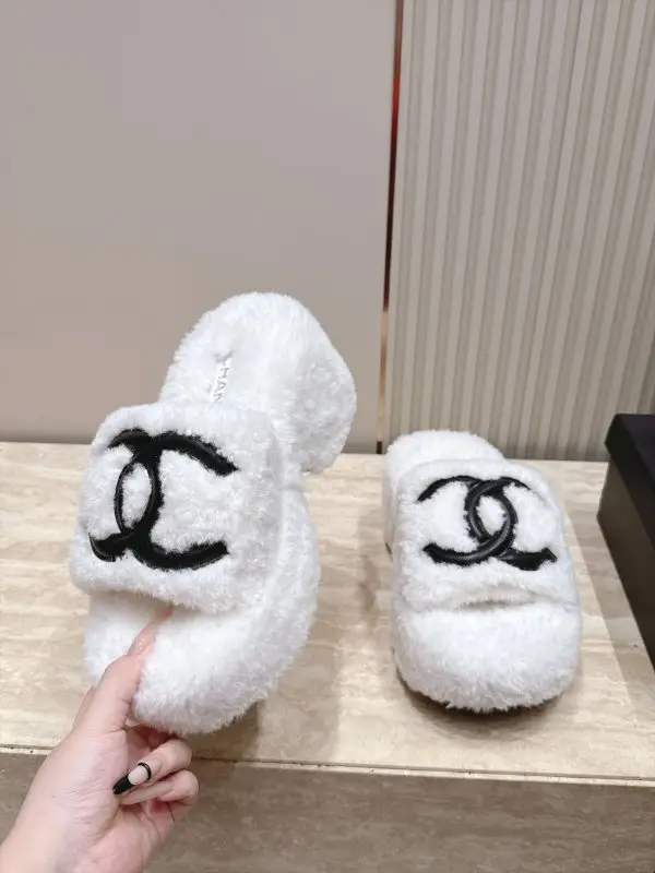 Chanel Шльопанці жіночі — Фото 3