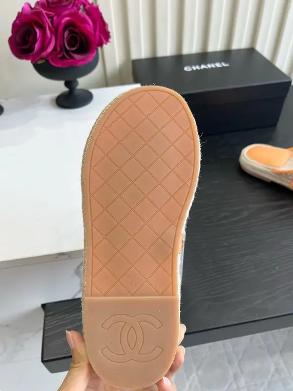 Chanel Шльопанці жіночі — Фото 5