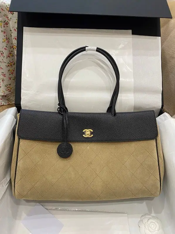 Chanel — Замшева сумка 26A в стилі колор-блок Métiers d'Art 38 см
