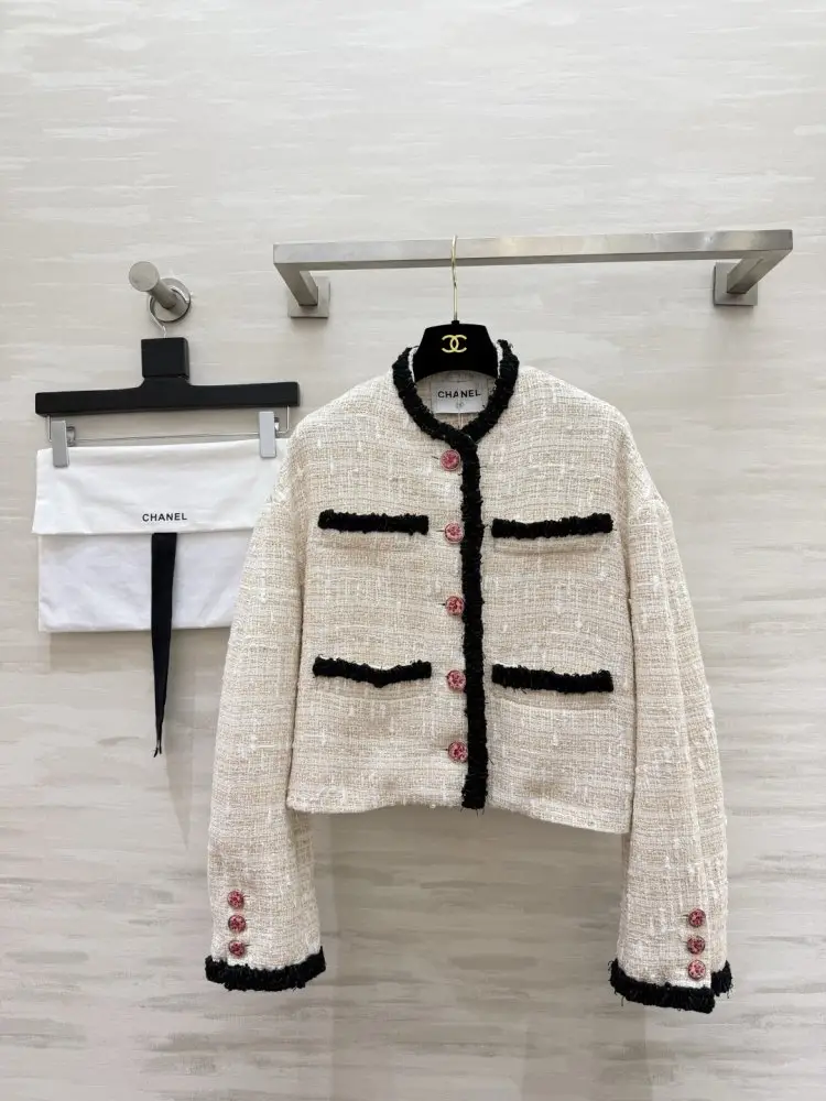 Chanel — Твідовий жакет c шовкової підкладкою