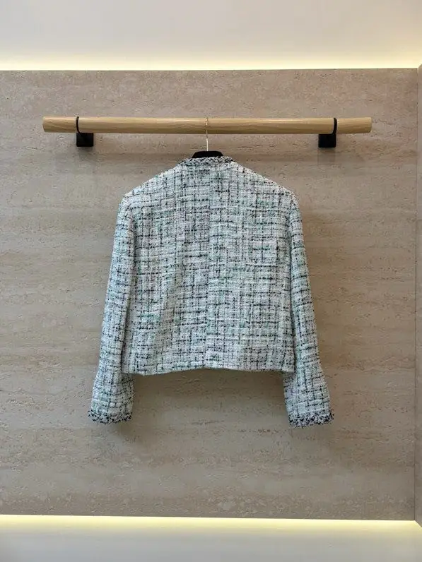 Chanel Tweed jacket from long sleeves — Photo 2