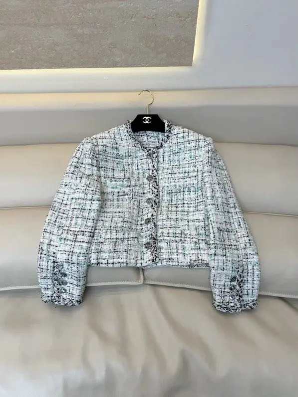 Chanel Tweed jacket from long sleeves — Photo 3
