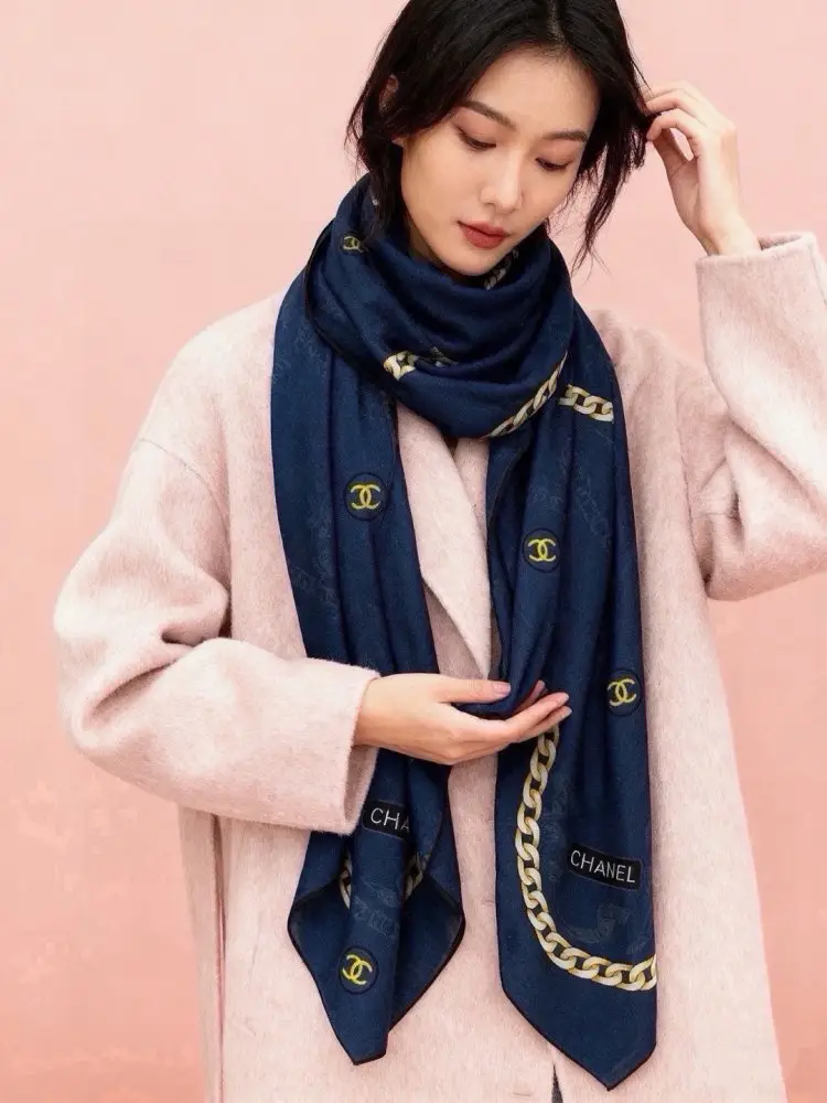 Chanel Two-sided velvet shawl 135x135 cm — Photo 2
