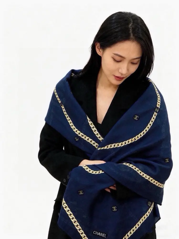 Chanel Two-sided velvet shawl 135x135 cm — Photo 3