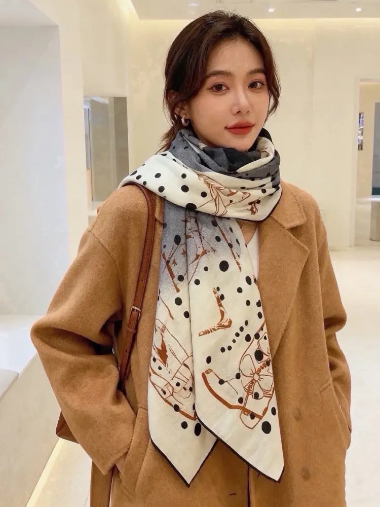Chanel Two-sided velvet shawl 135x135 cm — Photo 3