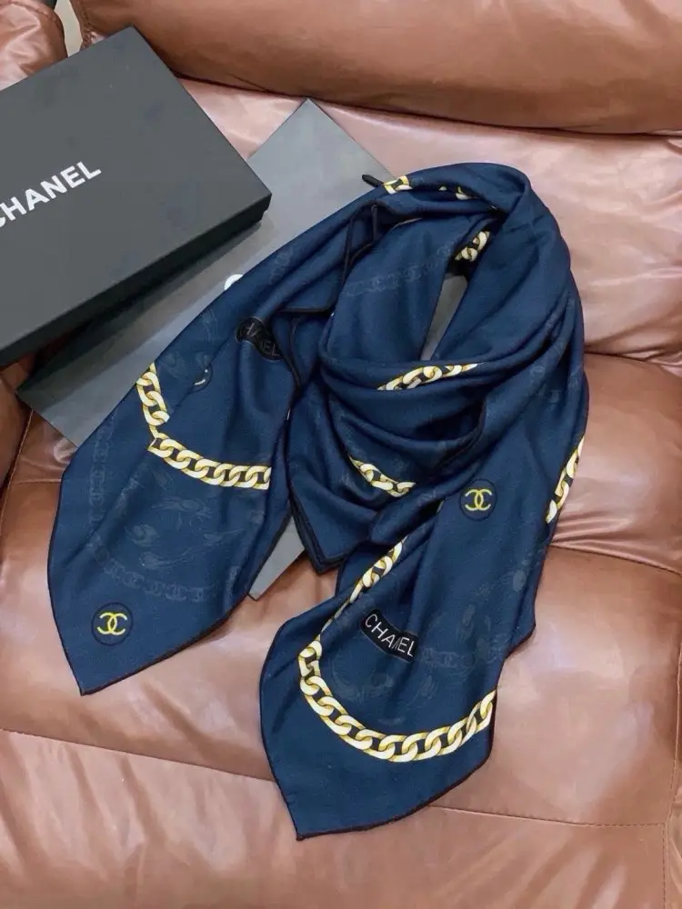 Chanel Two-sided velvet shawl 135x135 cm — Photo 5