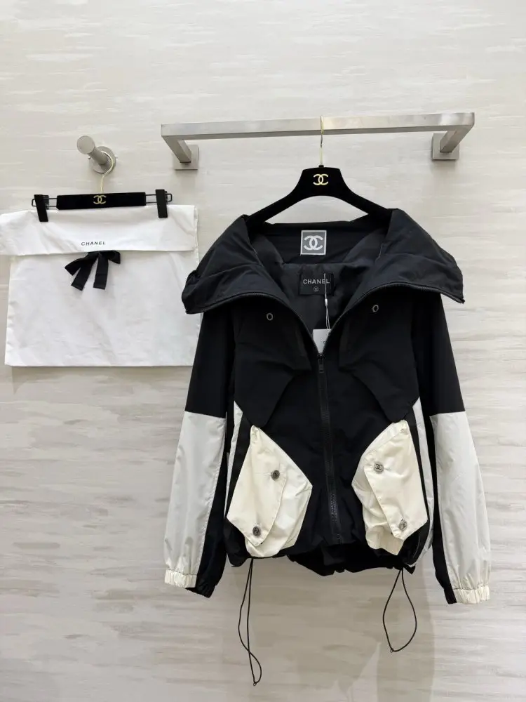 Chanel — Ветровка с капюшоном и цветными блоками