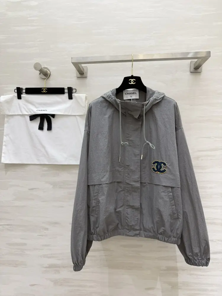 Chanel — Вітровка з капюшоном
