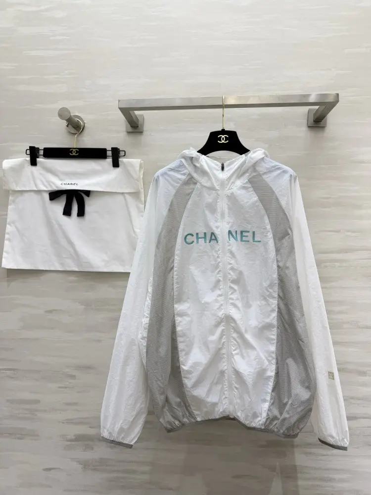 Chanel — Вітровка з капюшоном