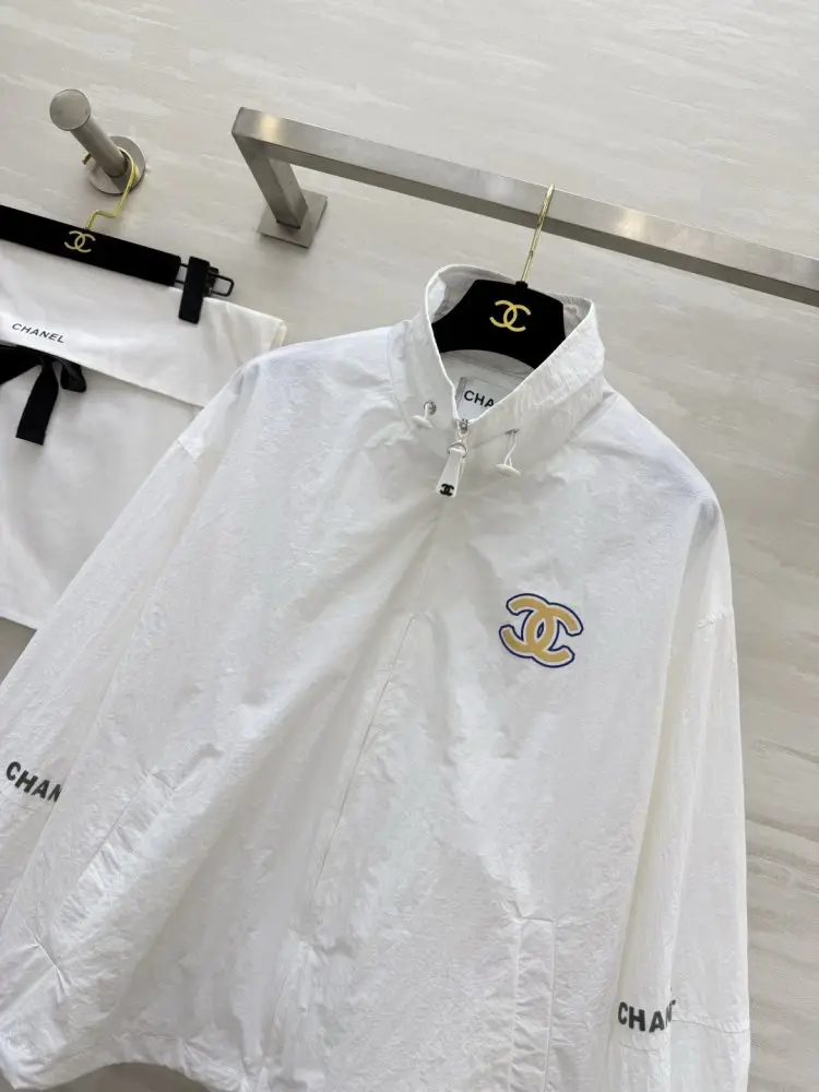 Chanel Windcheater from hood — Photo 2