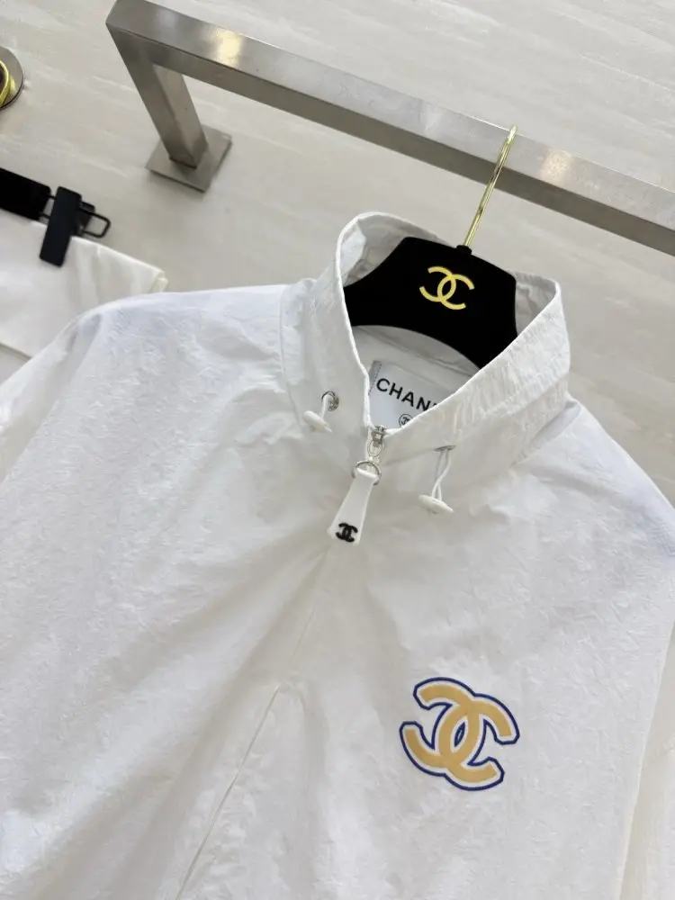 Chanel Windcheater from hood — Photo 3