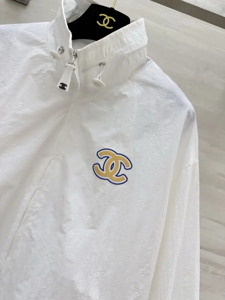 Chanel Windcheater from hood — Photo 4