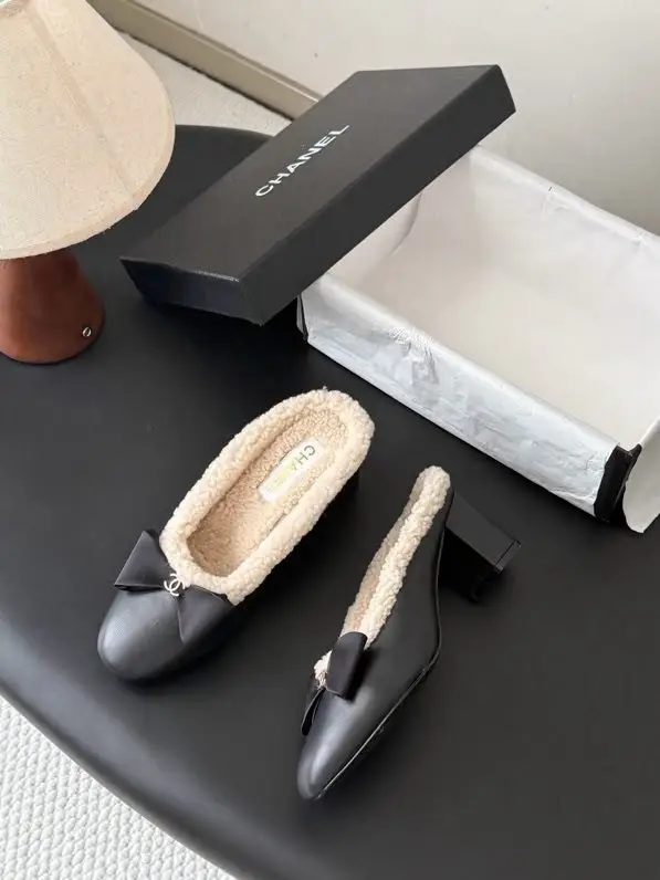 Chanel Women's black мюли on heel from fur lining and bow — Photo 1