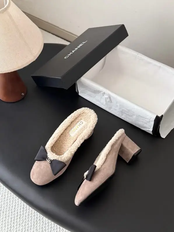 Chanel — Жіночі чорні мюли на підборах з хутряної підкладкою і бантом