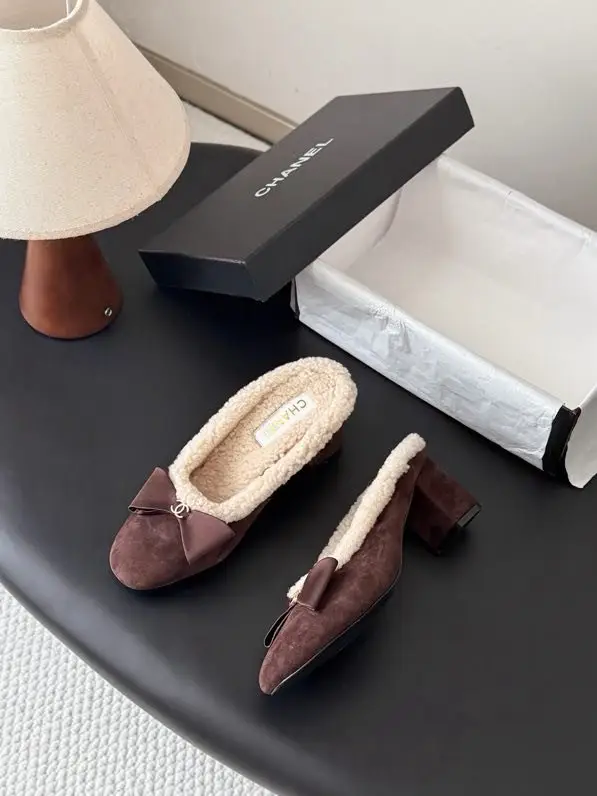 Chanel — Жіночі чорні мюли на підборах з хутряної підкладкою і бантом