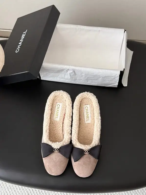 Chanel Женские черные мюли на каблуке с меховой подкладкой и бантом — Фото 2
