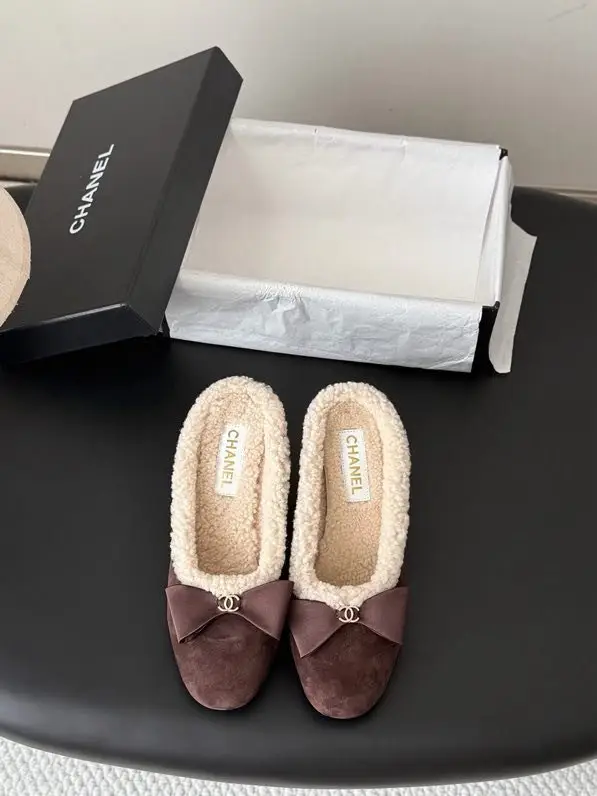 Chanel Жіночі чорні мюли на підборах з хутряної підкладкою і бантом — Фото 2