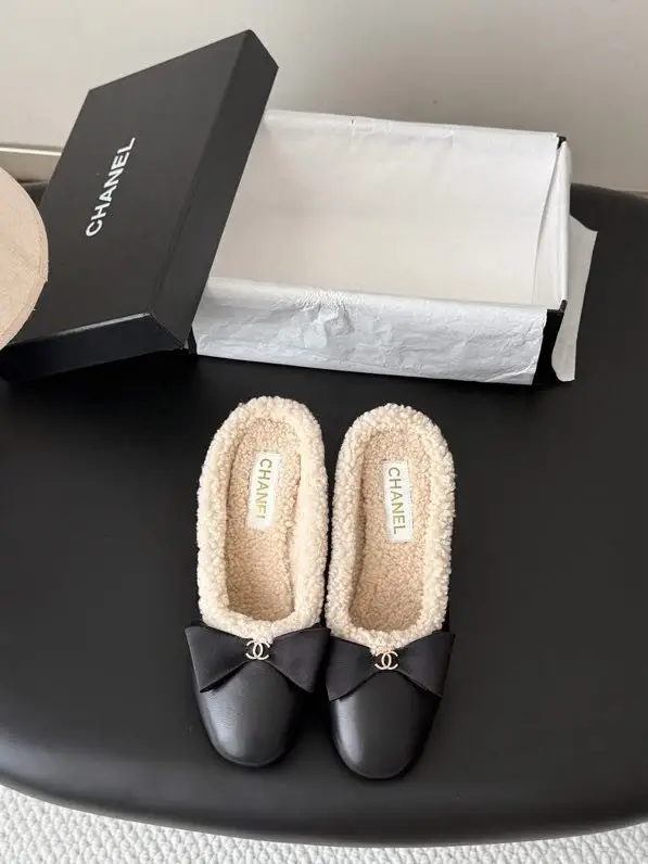 Chanel Women's black мюли on heel from fur lining and bow — Photo 3