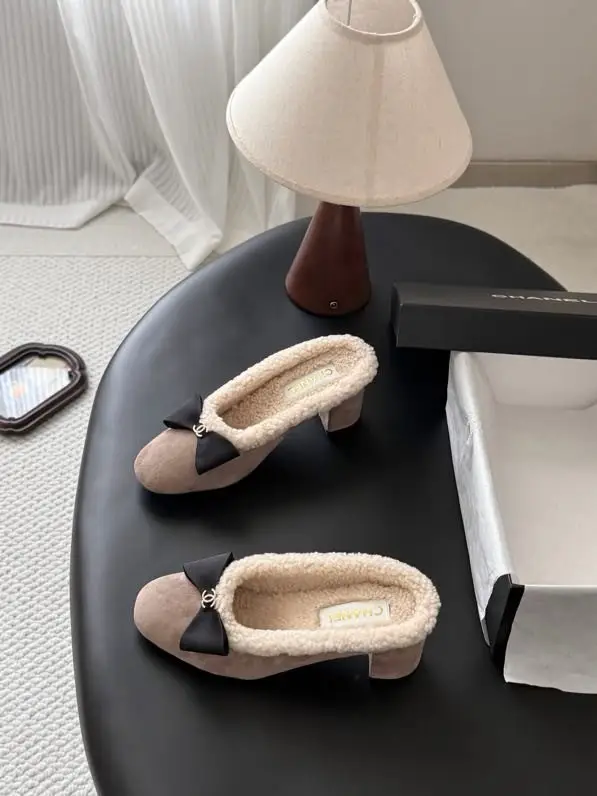Chanel Женские черные мюли на каблуке с меховой подкладкой и бантом — Фото 3
