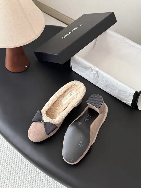 Chanel Женские черные мюли на каблуке с меховой подкладкой и бантом — Фото 4