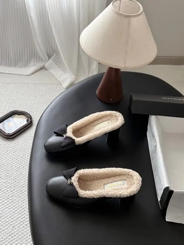 Chanel Women's black мюли on heel from fur lining and bow — Photo 5