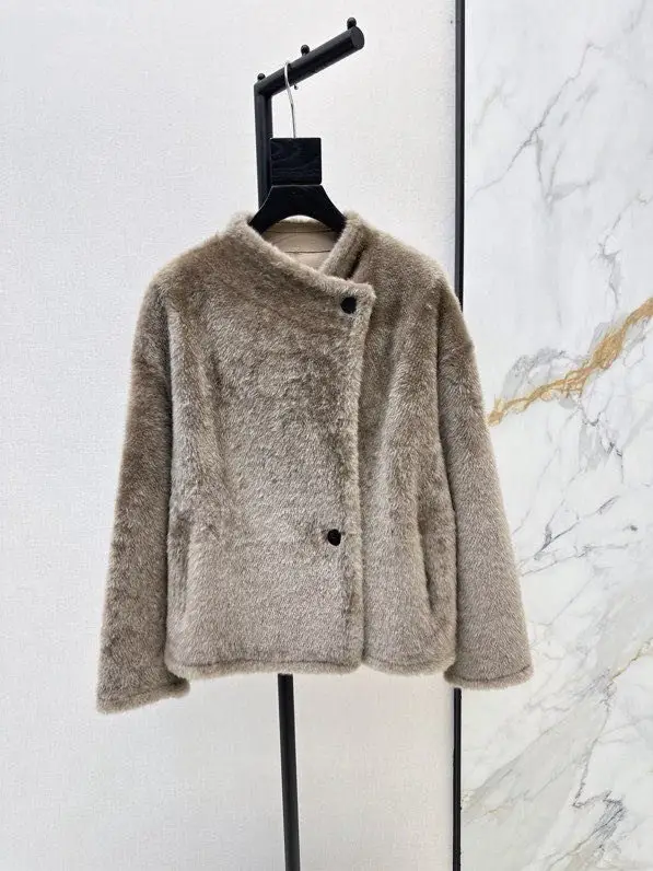 Chanel — Жіноче пальто з хутра лами