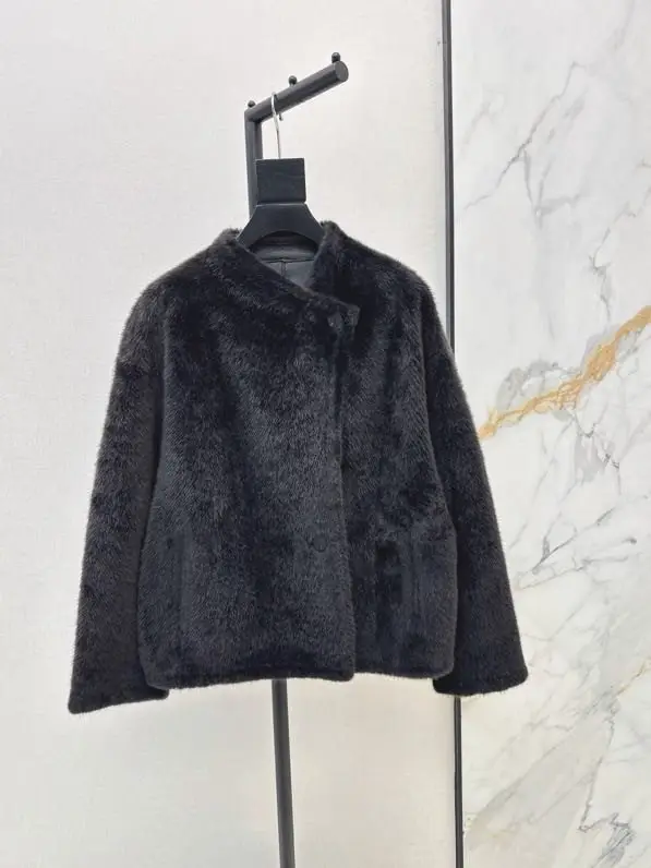 Chanel — Жіноче пальто з хутра лами