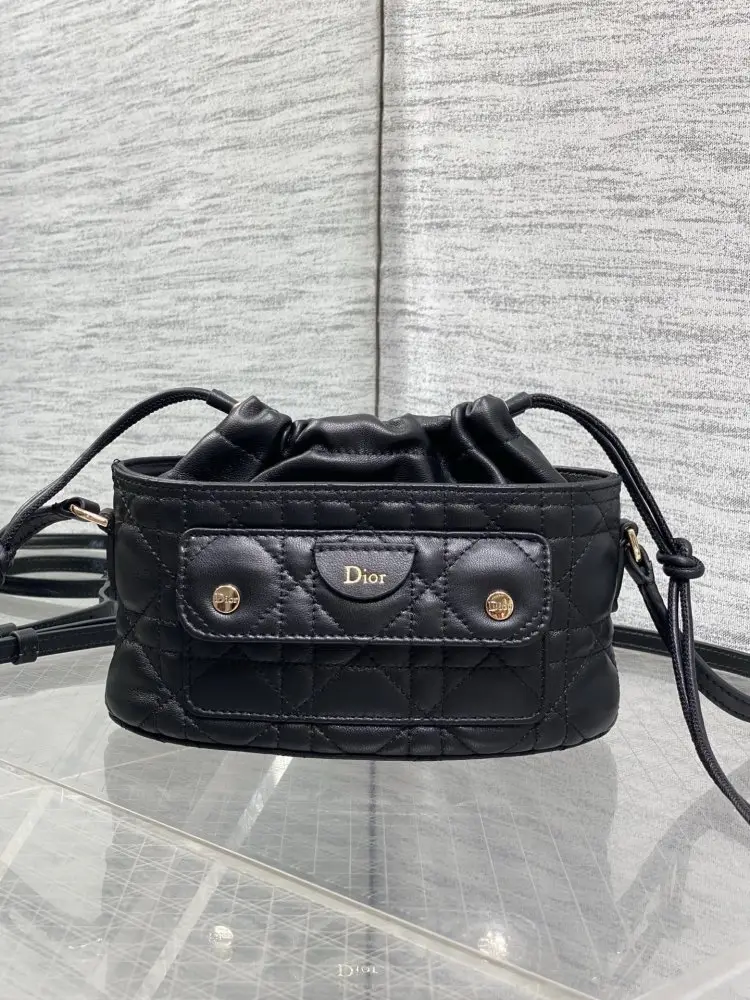 Christian Dior — Сумка ведро 22 см кожаная на завязках
