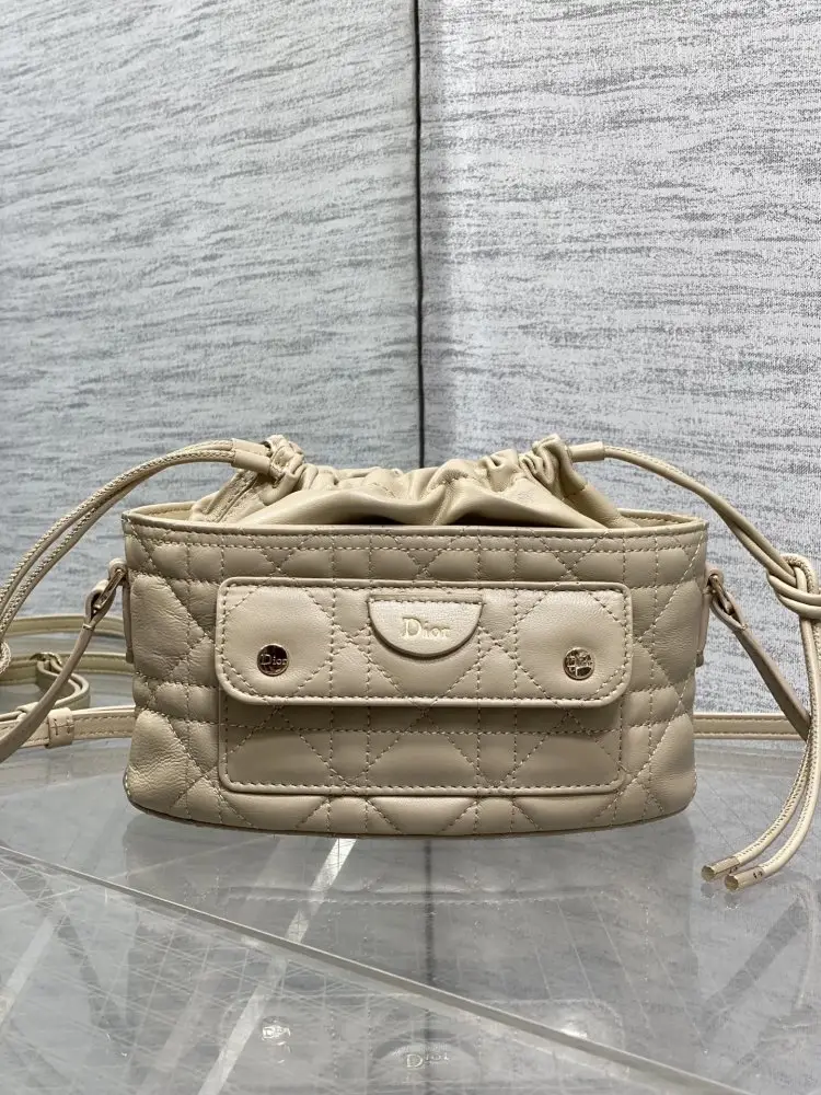 Christian Dior — Сумка ведро 22 см кожаная на завязках