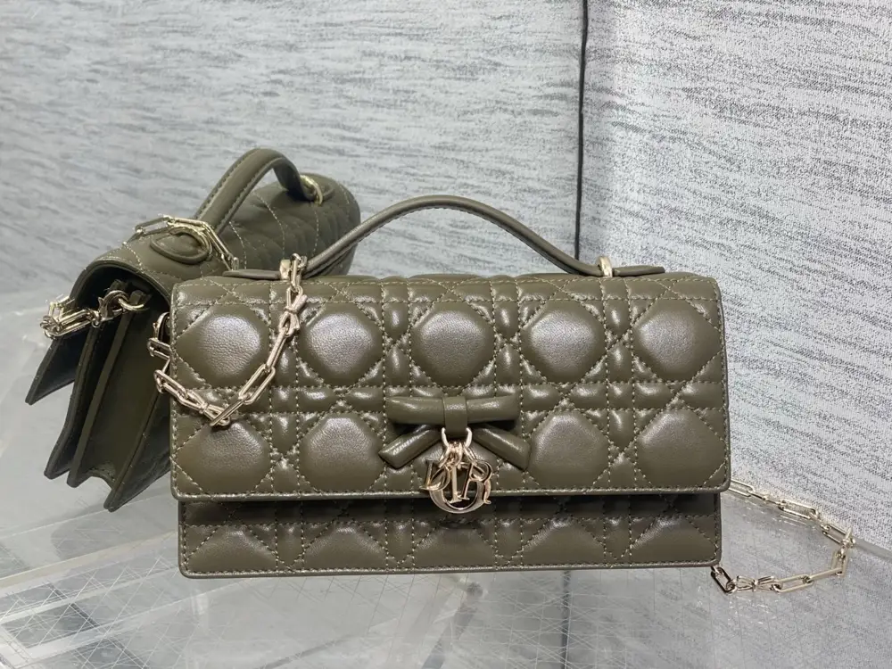 Christian Dior — Сумка клатч Miss Dior 21 см з перловою ланцюжком і бантом