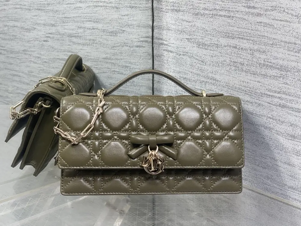 Christian Dior Сумка клатч Miss Dior 21 см з перловою ланцюжком і бантом — Фото 2