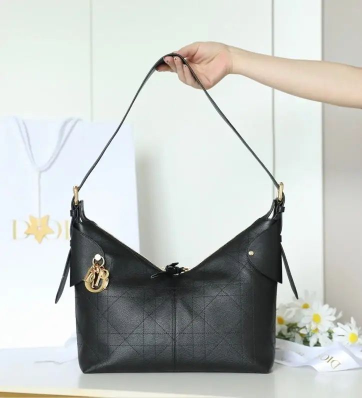 Christian Dior — Сумка Flat Macrocannage Medium 28 см в телячої шкірі
