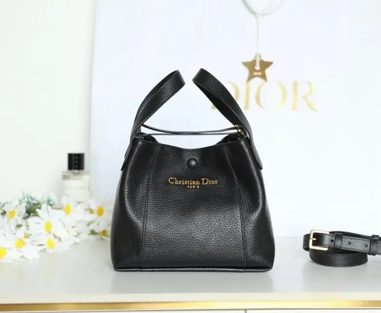 Christian Dior A bag Medium Signature Bucket 21 cm at veal skin — Photo 1