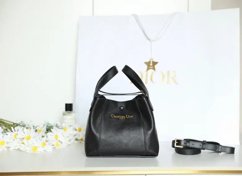 Christian Dior A bag Medium Signature Bucket 21 cm at veal skin — Photo 2
