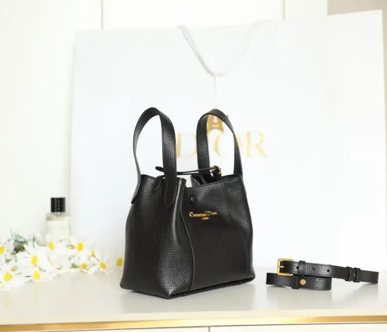 Christian Dior A bag Medium Signature Bucket 21 cm at veal skin — Photo 4