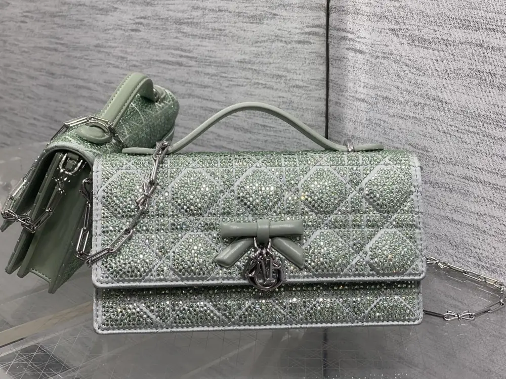 Christian Dior — Сумка Miss Dior 21 см украшенная кристалами