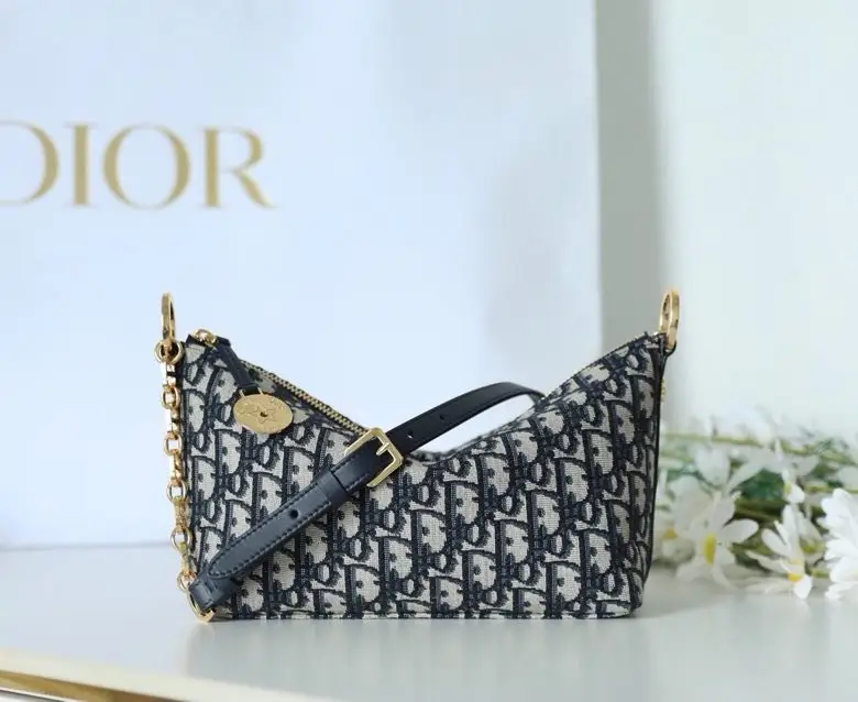 Christian Dior — A bag Voyage 28 cm