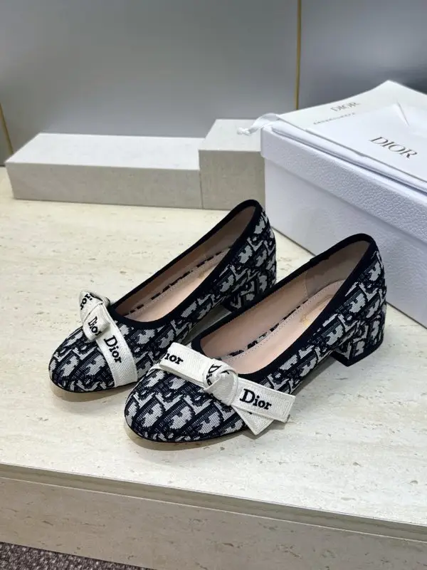 Christian Dior Ballet shoes on massive heel from bow — Photo 3