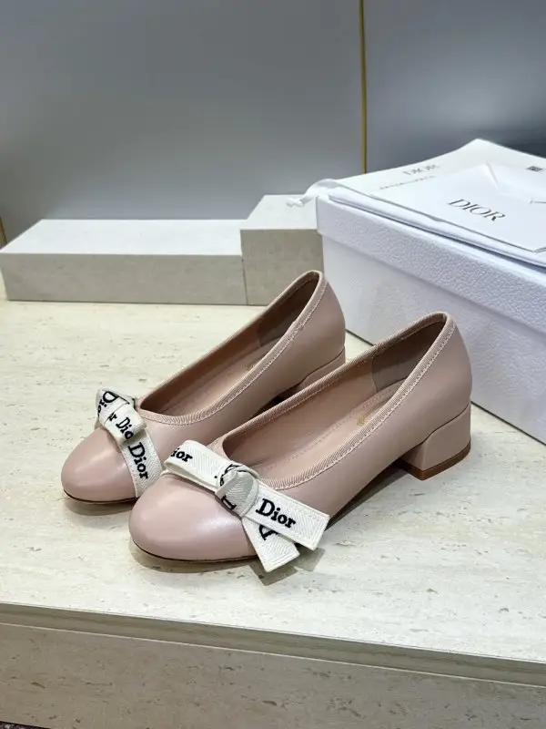 Christian Dior Ballet shoes on massive heel from bow — Photo 3