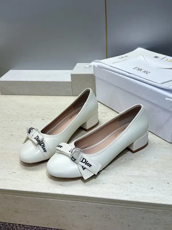 Christian Dior Ballet shoes on massive heel from bow — Photo 3